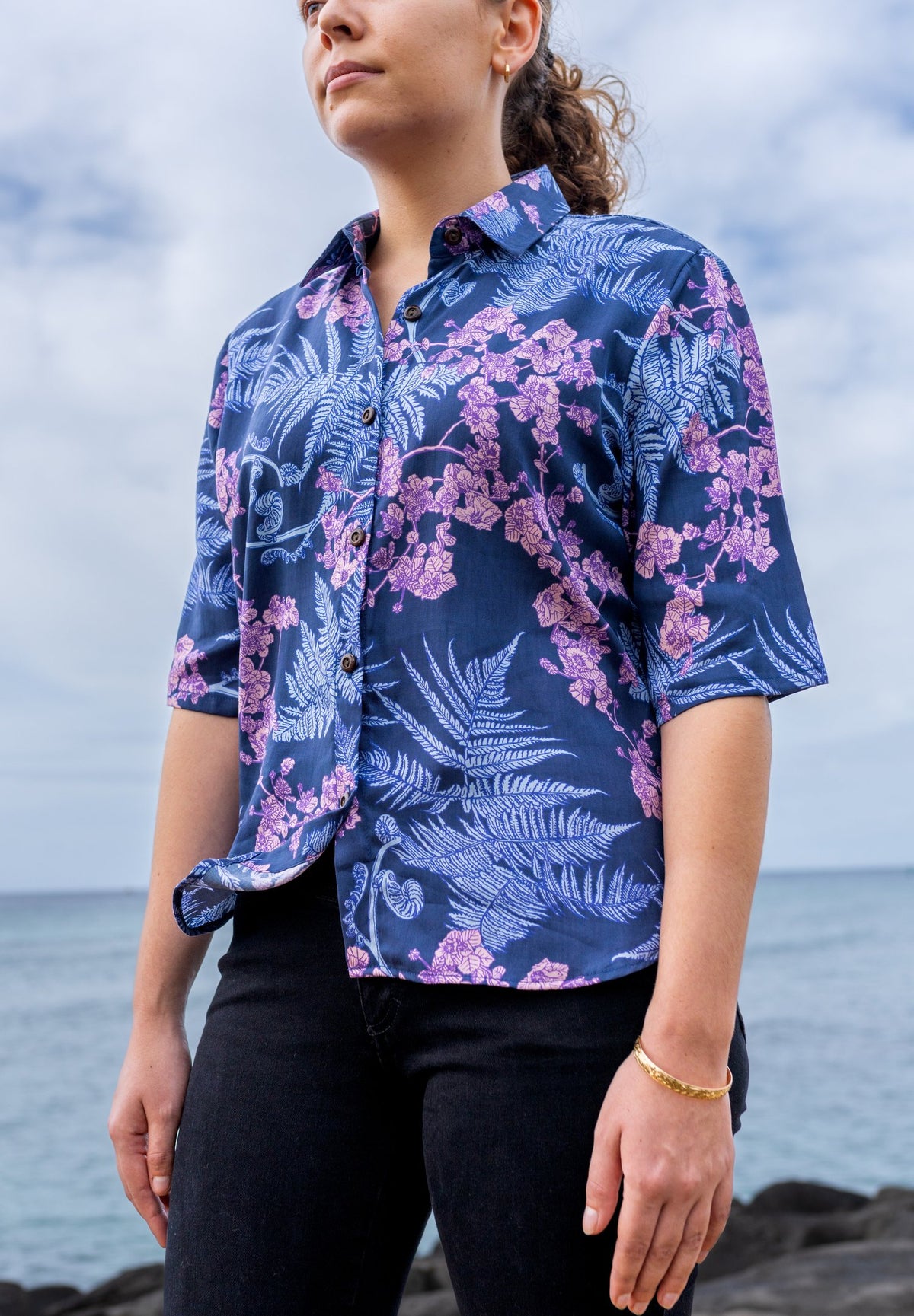 Pop-Up Mākeke - David Shepard Hawaii - Hāpuʻu &#39;Ilima Blue Women&#39;s Half Sleeve Aloha Shirt