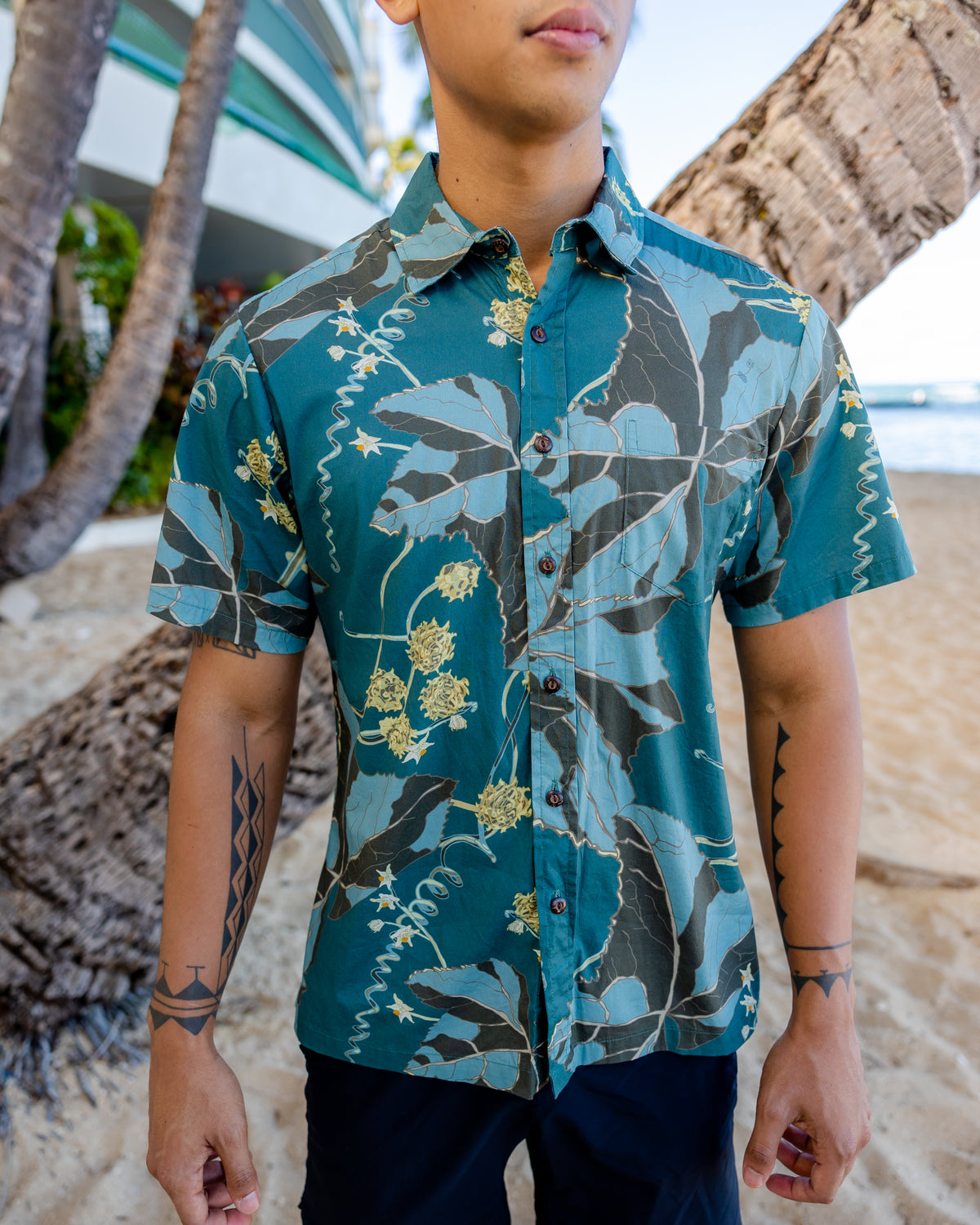 Pop-Up Mākeke - David Shepard Hawaii - Kūpala (Sicyos) Teal Men&#39;s Aloha Shirt - Close Up