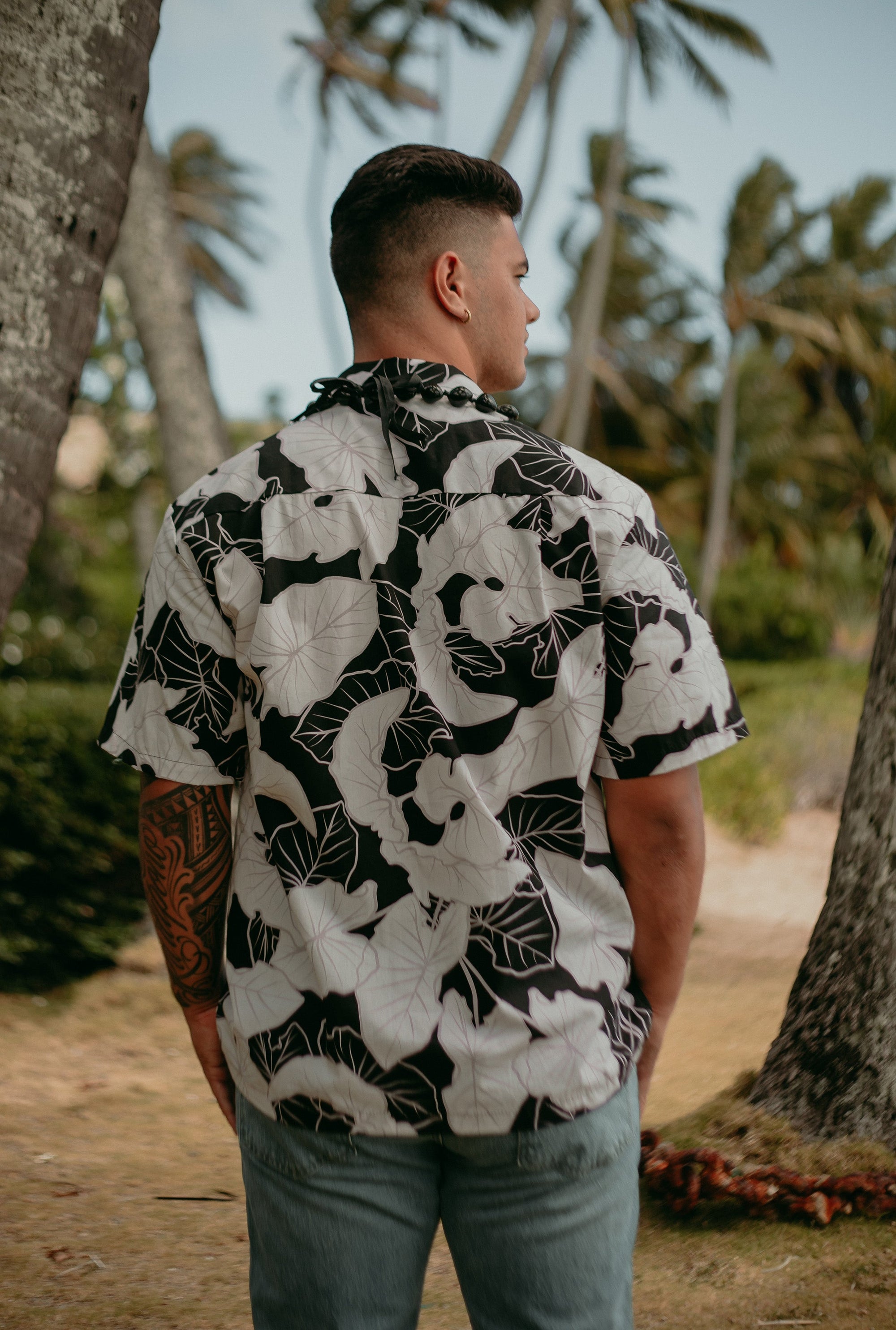 Pop-Up Mākeke - Lexbreezy Hawai'i - Men's Aloha Shirt - Kalo in Black - Back View