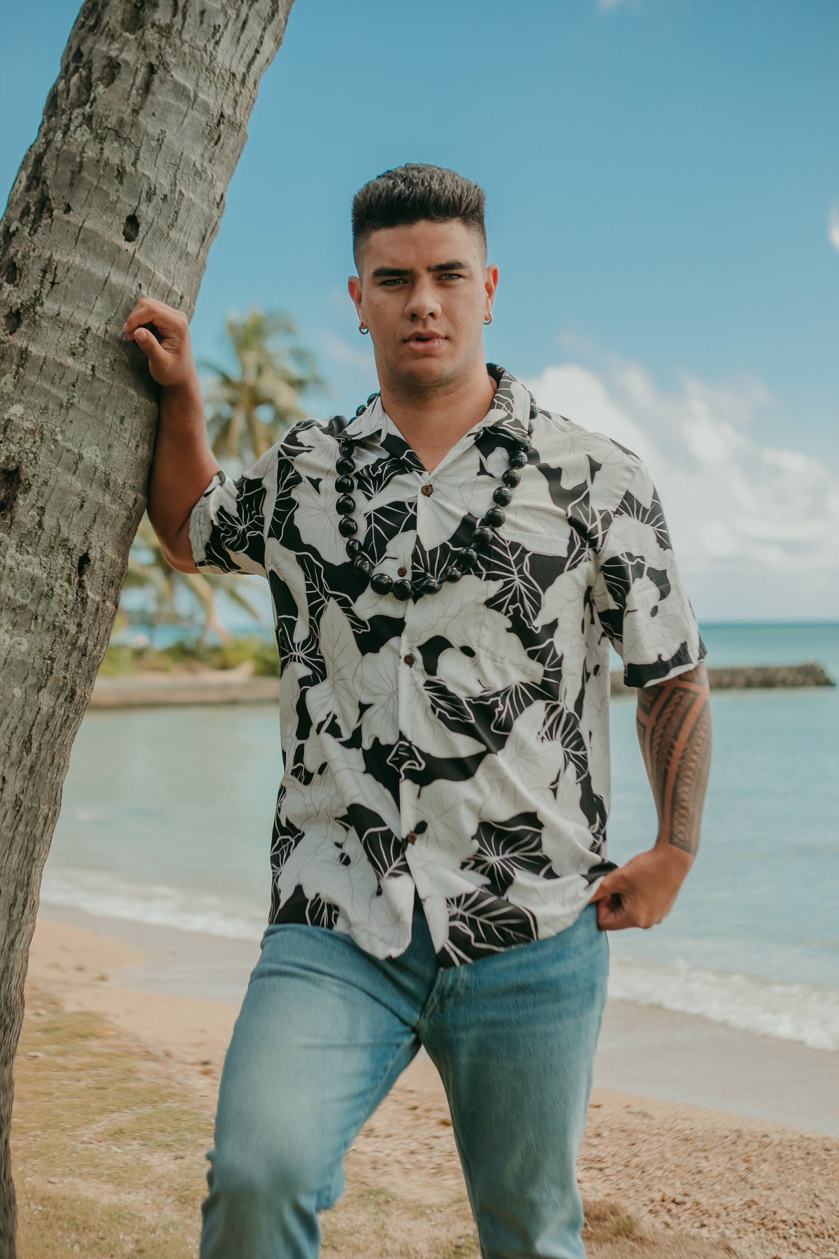 Pop-Up Mākeke - Lexbreezy Hawai&#39;i - Men&#39;s Aloha Shirt - Kalo in Black - Front View