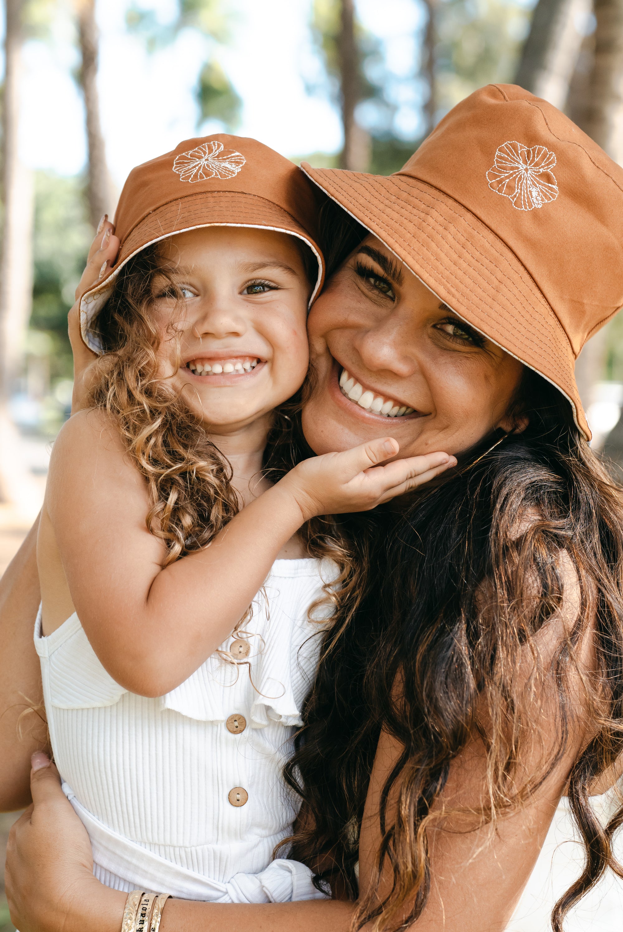 Pop-Up Mākeke - Tag Aloha - Keiki Reversible Bucket Hat - Catch a Tan - Solid Side - Mother & Child