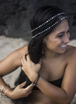 Pop-Up Mākeke - Te Hotu Mana Creations - Adjustable Tahitian Pearl Bracelet - Black Leather - In Use