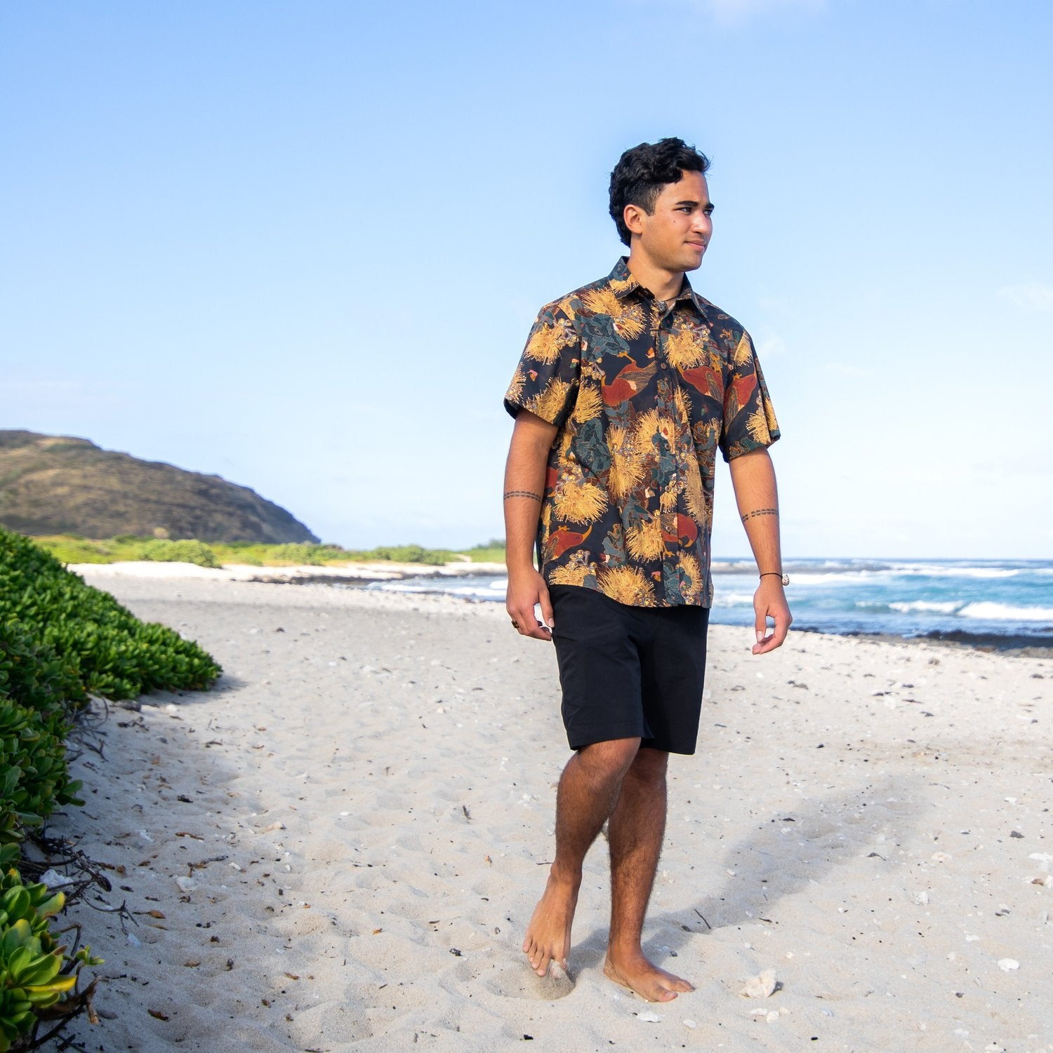 Pop-Up Mākeke - David Shepard Hawaii - KANIAKAPŪPŪ Midnight Lehua Mamo Aloha Shirt - In Use