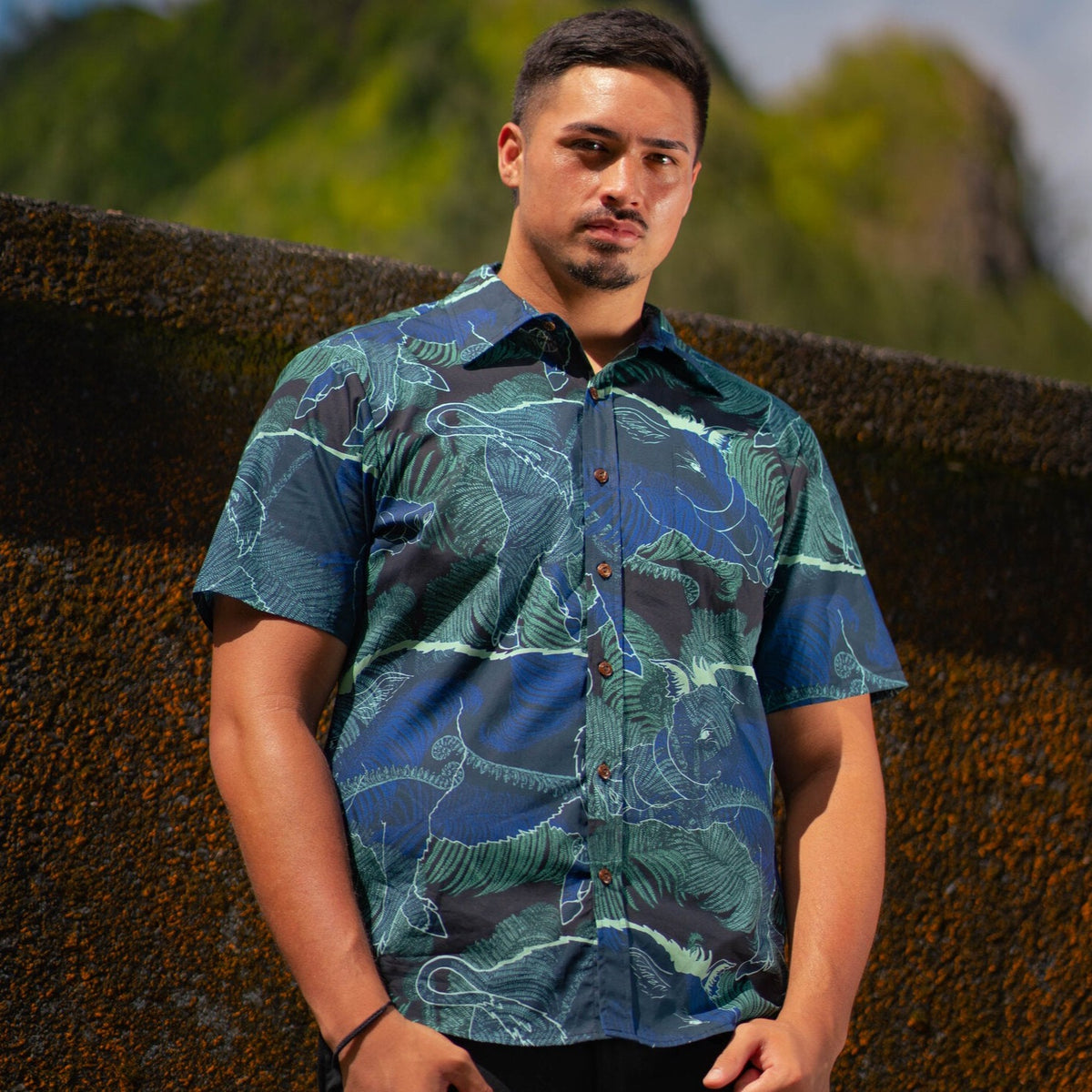 Pop-Up Mākeke - David Shepard Hawaii - Kamapuaʻa Blue Men&#39;s Aloha Shirt