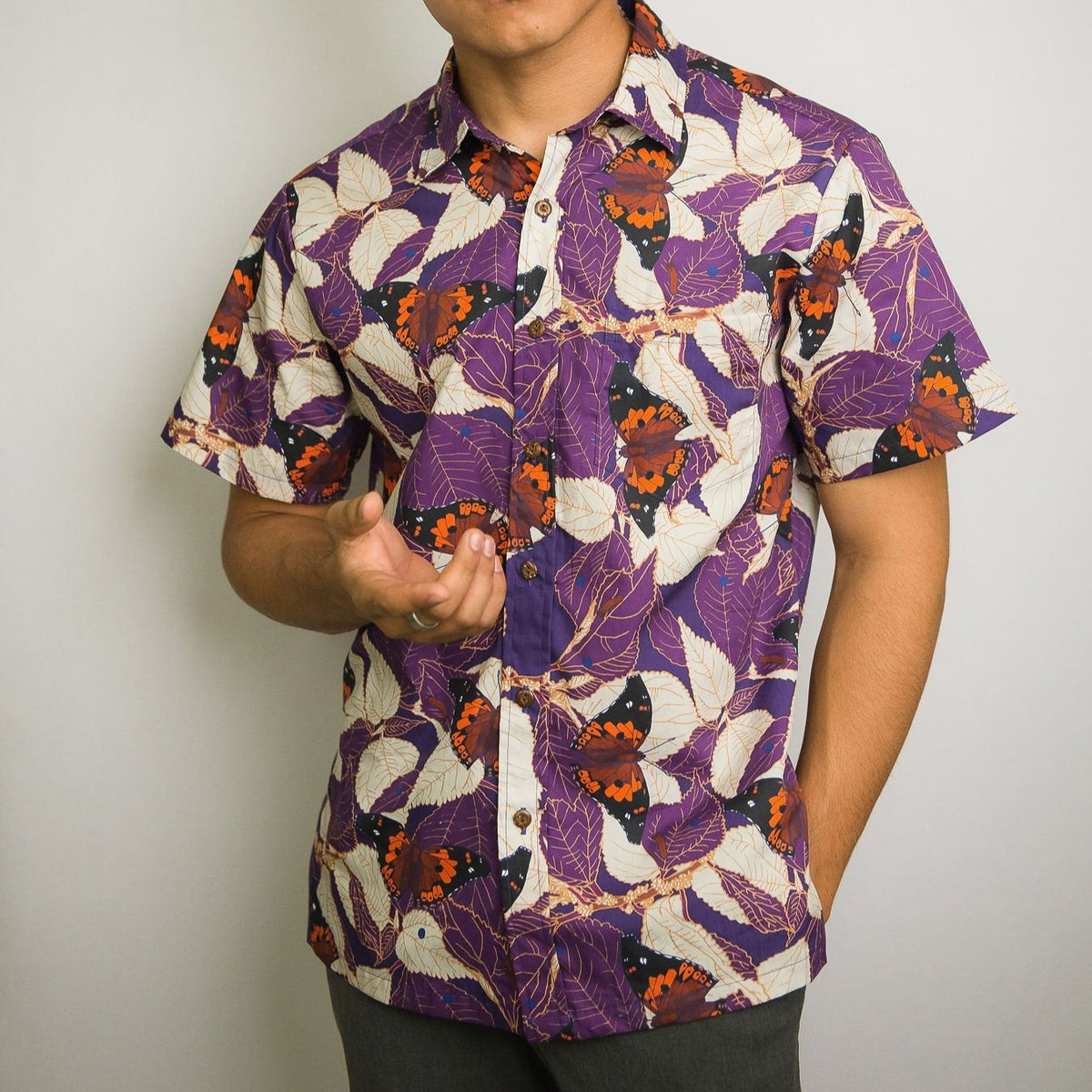 Pop-Up Mākeke - David Shepard Hawaii - Māmaki &amp; Butterflies Men&#39;s Aloha Shirt - Close Up