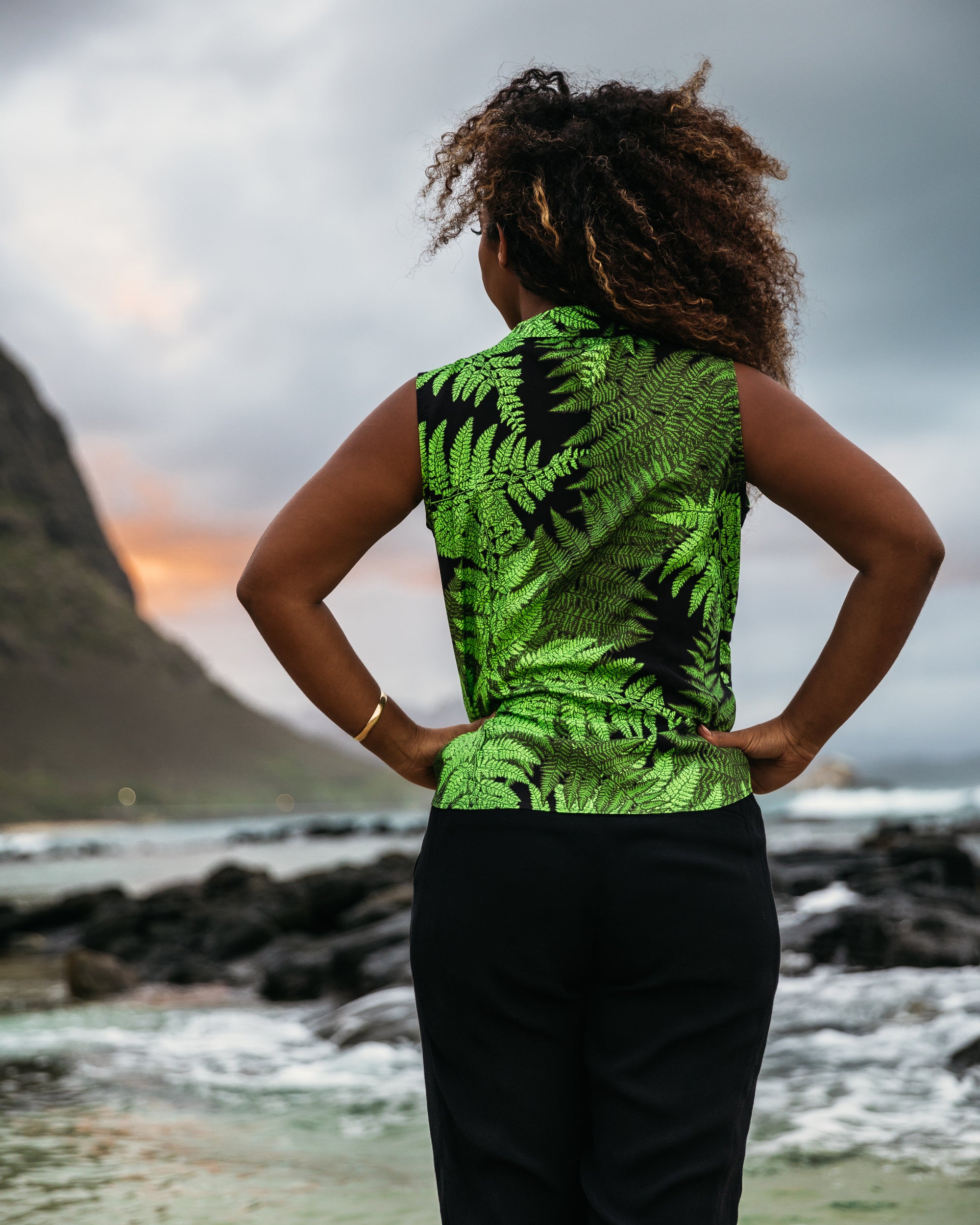 Pop-Up Mākeke - David Shepard Hawaii - Palapalai Fern Green Sleeveless Women's Aloha Shirt - Back View