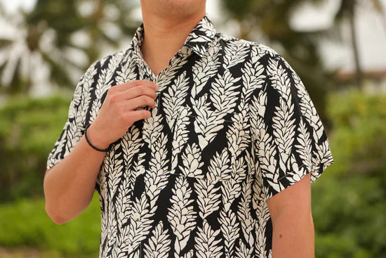 Pop-Up Mākeke - Lexbreezy Hawai'i - Awapuhi Men’s Aloha Shirt - Black & White - Front View