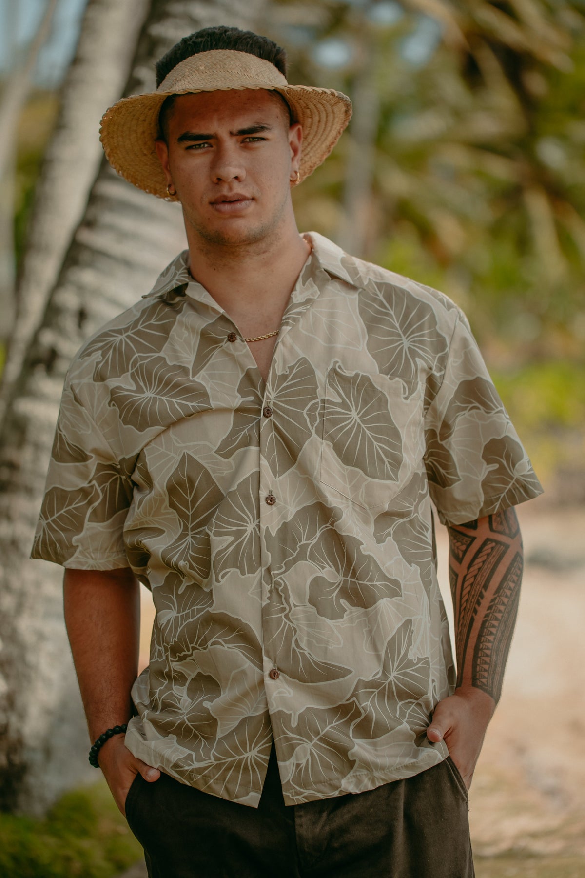 Pop-Up Mākeke - Lexbreezy Hawai&#39;i - Men&#39;s Aloha Shirt - Kalo in Beige - Front View