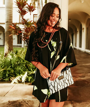 Pop-Up Mākeke - Lexbreezy Hawai'i - Waikiki Crossbody Bag – Awapuhi – Black - In Use