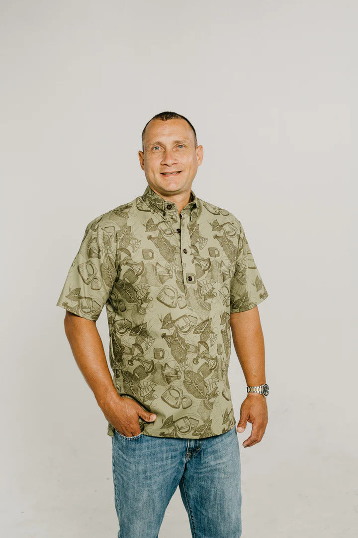 Pop-Up Mākeke - Nake&#39;u Awai - Taro Poi Pounder Pull-Over Aloha Shirt in Moss on Sweet Pea