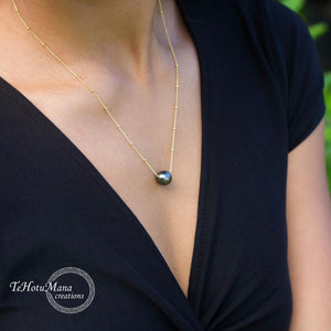 Pop-Up Mākeke - Te Hotu Mana Creations - Tahitian Sliding Pearl Yellow Gold-Filled Necklace - In Use